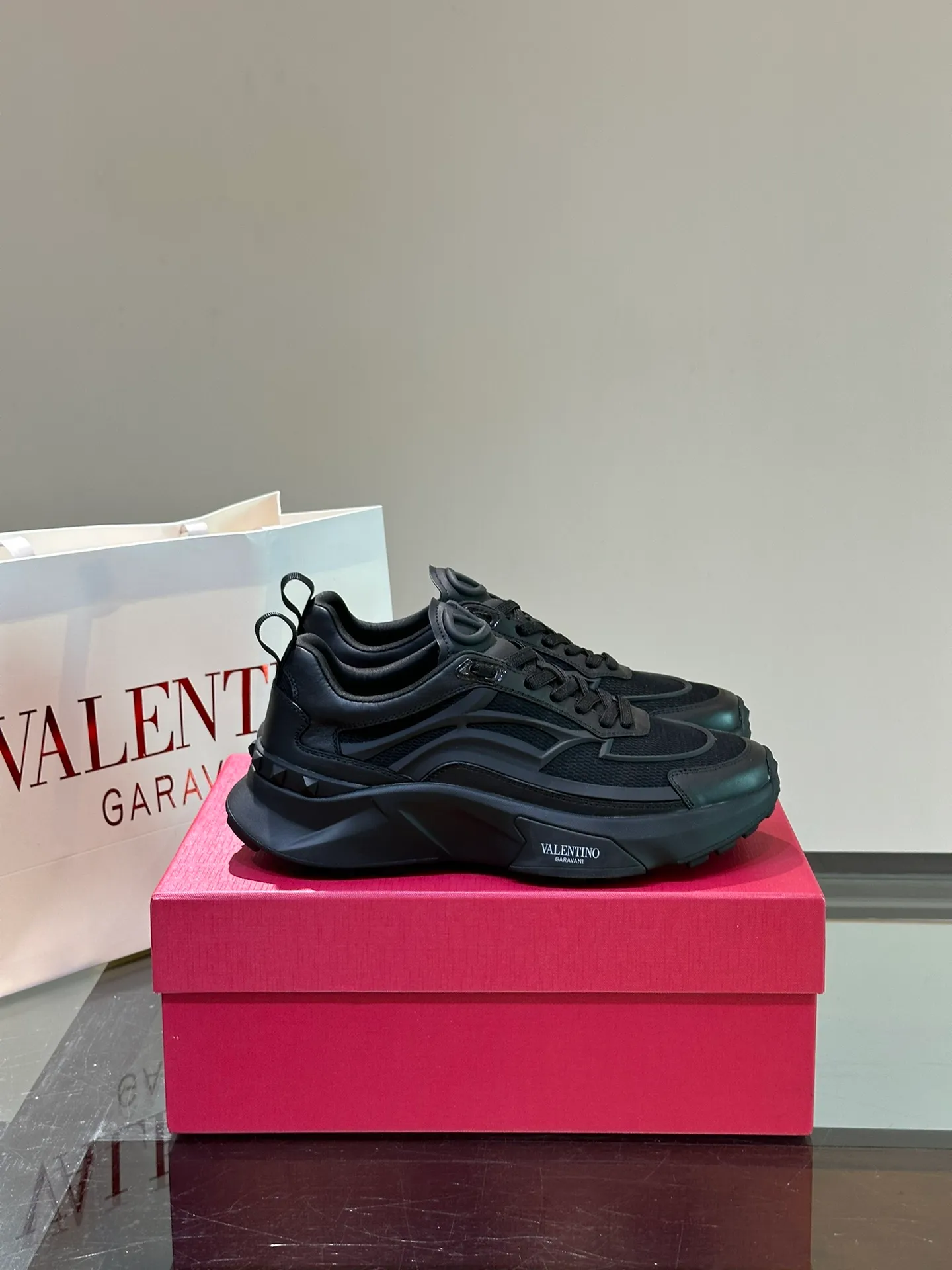 P500¥ Valentino/Valentino GaravaniTotaloopV logo new sports shoes, with leather details, silk screen printing on the tongue, combined with outsole, really easy to wear and very comfortable ~ Comes with 5 cm height increase✔️A must-have pair for fashionable men and beautiful women in summer! Size: 38-46